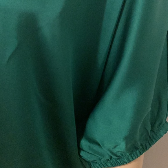 LIKE NEW Blouse - Picture 4 of 10